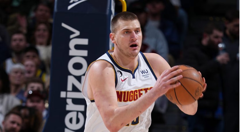  Nikola Jokic se queda fuera del partido de los Nuggets contra los Pelicans por una lesión en la pantorrilla derecha