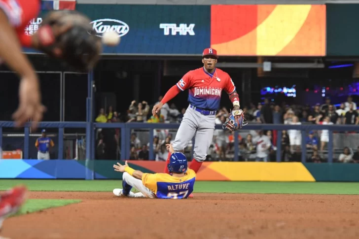  Dominicana cae 5-1 ante Venezuela  En su primer choque en el Clásico Mundial