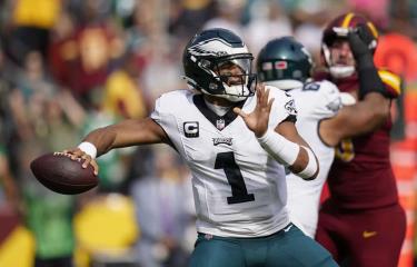  La golpeada rodilla de Hurts genera dudas con los Eagles a pesar de su marca