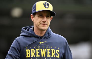  Mánager de Cerveceros Craig Counsell viaja a Cleveland para reunirse con los Guardianes