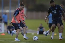  Messi entrena con normalidad para el partido de Argentina con Paraguay