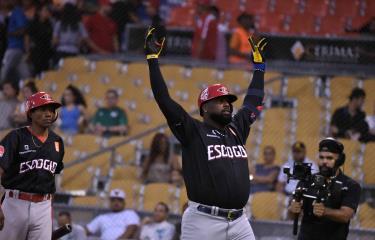  Franmil Reyes conecta dos vuelacercas y los Leones vencen en el estadio Cibao