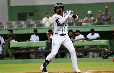  Lewin Díaz y las Estrellas le quitan el invicto al Escogido en LIDOM