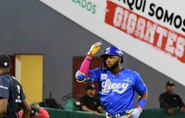  Mel Rojas Jr. la saca del parque y el Licey vence a los Gigantes en el Julián Javier