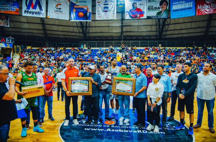  Guerrero,Díaz y Núñez reciben premios en La Vega.