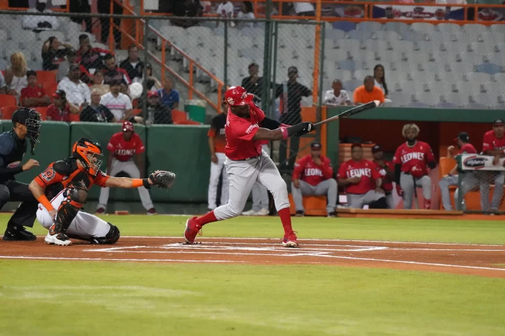  Con otra fiesta de cuadrangulares, los Leones amplían a cinco su racha al vencer a los Toros