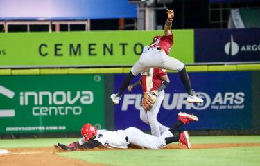  El Escogido vence a los Gigantes y Junior Lake llega a los 100 robos