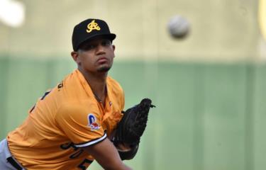  Lanzador aguilucho Gerson Garabito se disculpa por bolazo a Jorge Alfaro