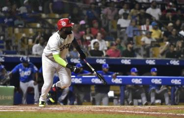  Los Leones masacran el pitcheo azul y se mantienen en el cuarto lugar de la tabla de posiciones