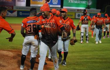  Toros vienen de atrás para vencer a los Leones en el estadio Quisqueya