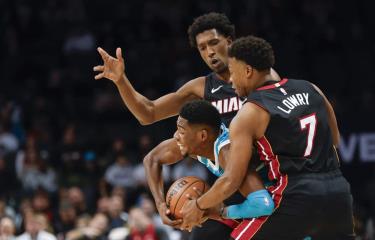  Duncan Robinson lidera ataque balanceado y el Heat resiste y vence a Hornets