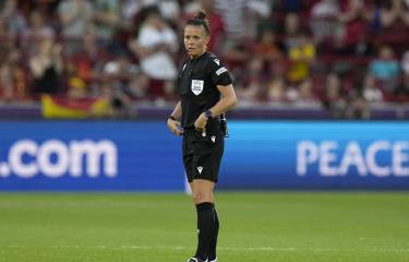  Welch se convertirá en la primer mujer árbitro central en la Liga Premier