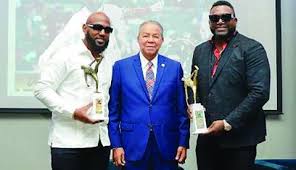  Marcell Ozuna y David Ortiz reciben el premio Juan Marichal