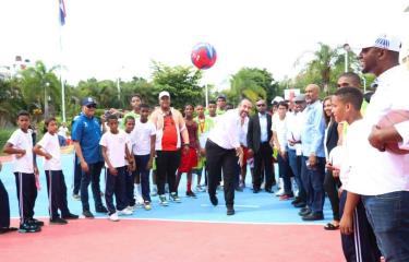  INEFI entrega cancha en el Centro Parroquial Bethania remozada