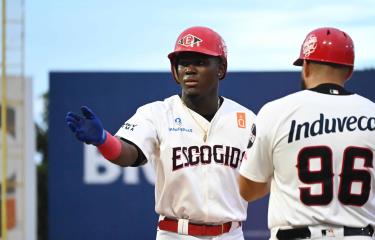  Los Leones del Escogido envían a los Toros del Este a cuidados intensivos