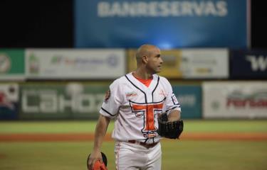  Raúl Valdés y los Toros del Este pintan de blanco a los Leones en el Francisco Micheli