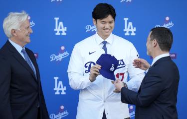  Ohtani es presentado por los Dodgers de Los Angeles