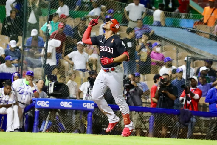  Elier Hernández sacó jonrón de 345 pies en triunfo de los Leones