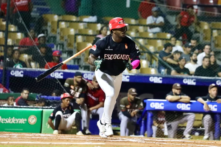  Jorge Mateo conecta jonrón en triunfo de los Leones sobre los Gigantes en Santo Domingo