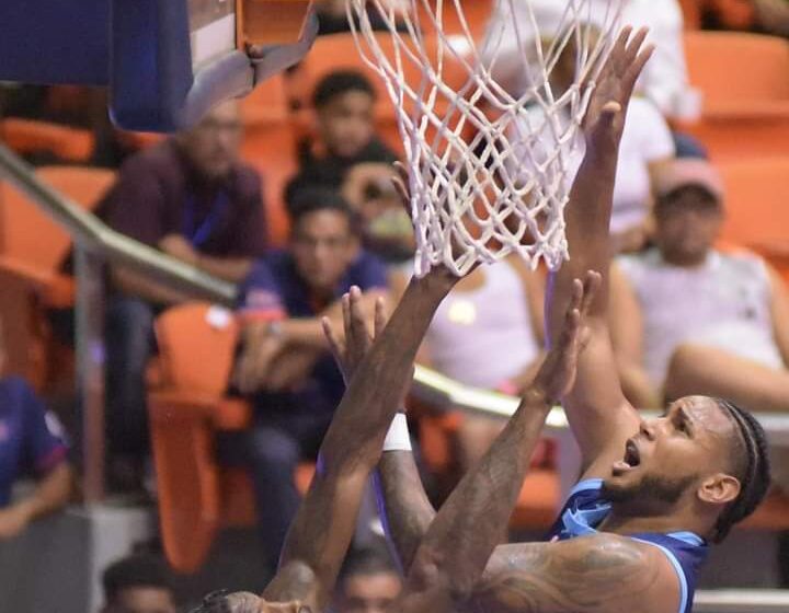  Pueblo Nuevo vence a Cupes en tres tiempos extras y clasifica a la semifinal en el Basket Superior de Santiago