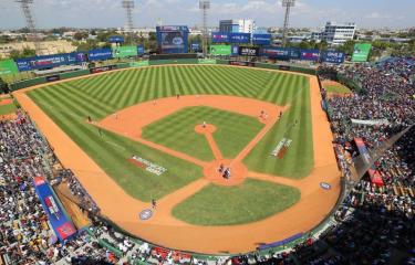  MLB trabaja en el terreno del estadio Quisqueya para serie Spring Training